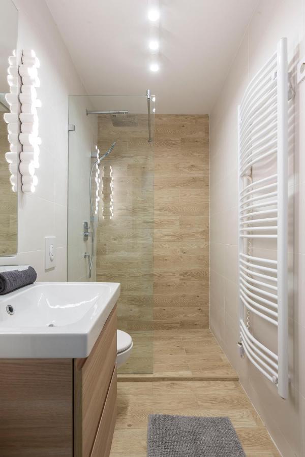 Unique Central 3 Floor Home With 4Bdrm, 3Bthrm Budapest Bagian luar foto
